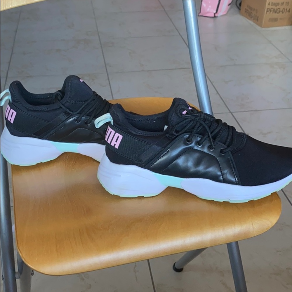 Women’s puma shoes😘🖇